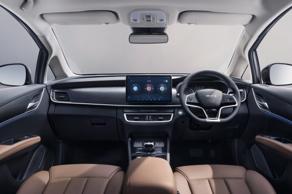 BYD M6